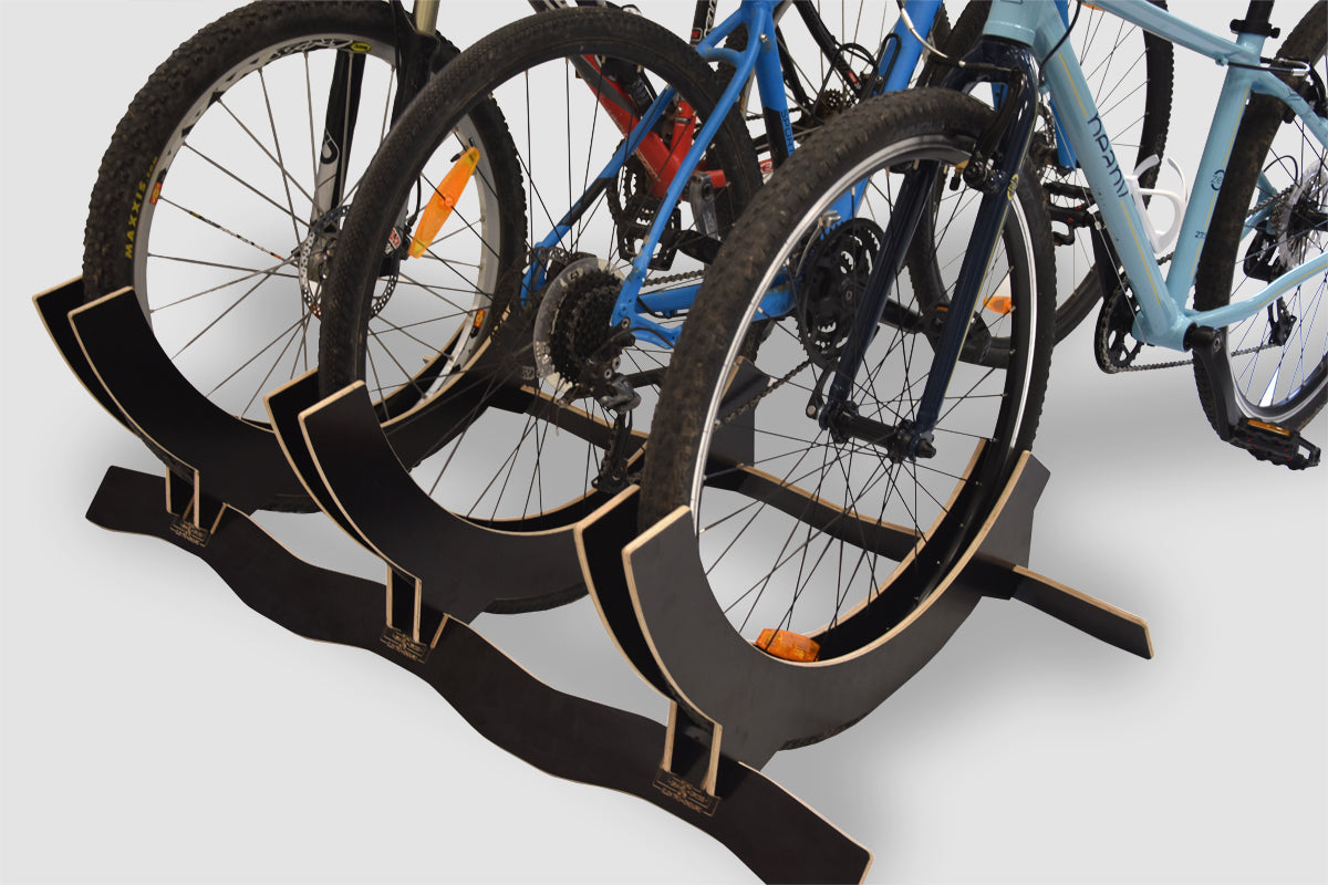 Adjustable stand for 3 bicycles