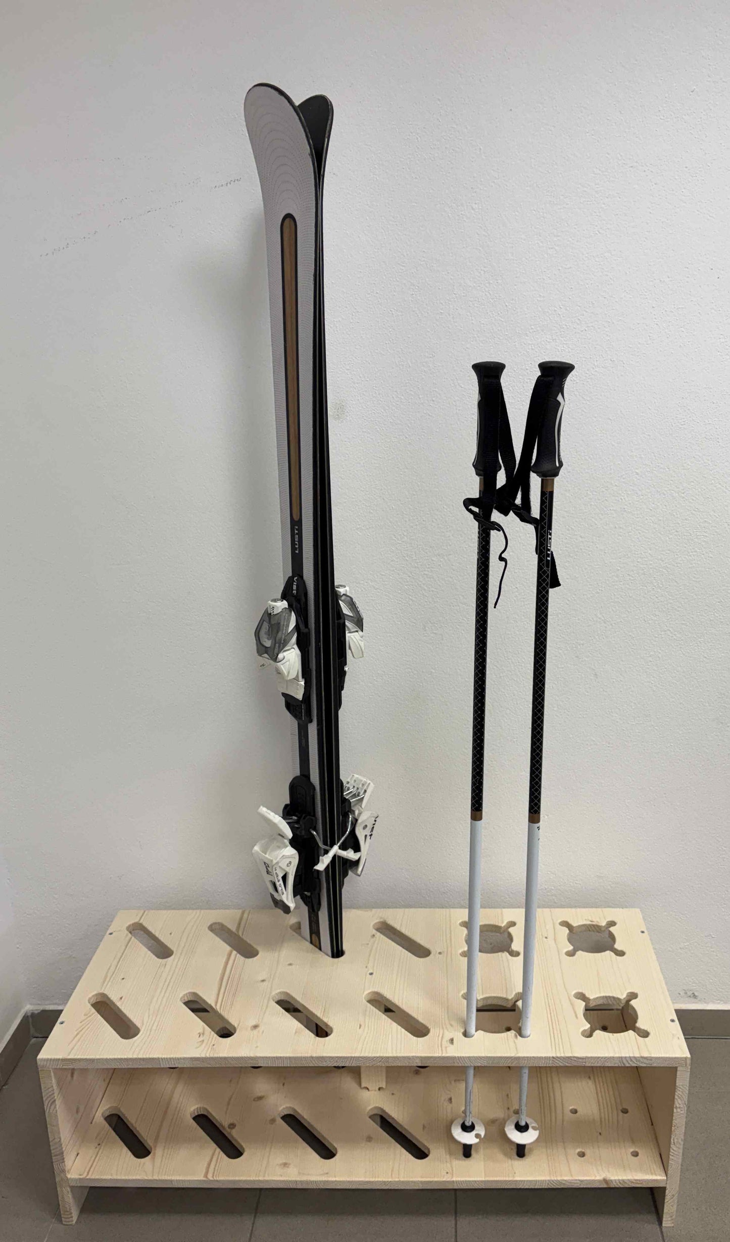 Kombinert Skistativ i tre for ski og staver - Naturfarge