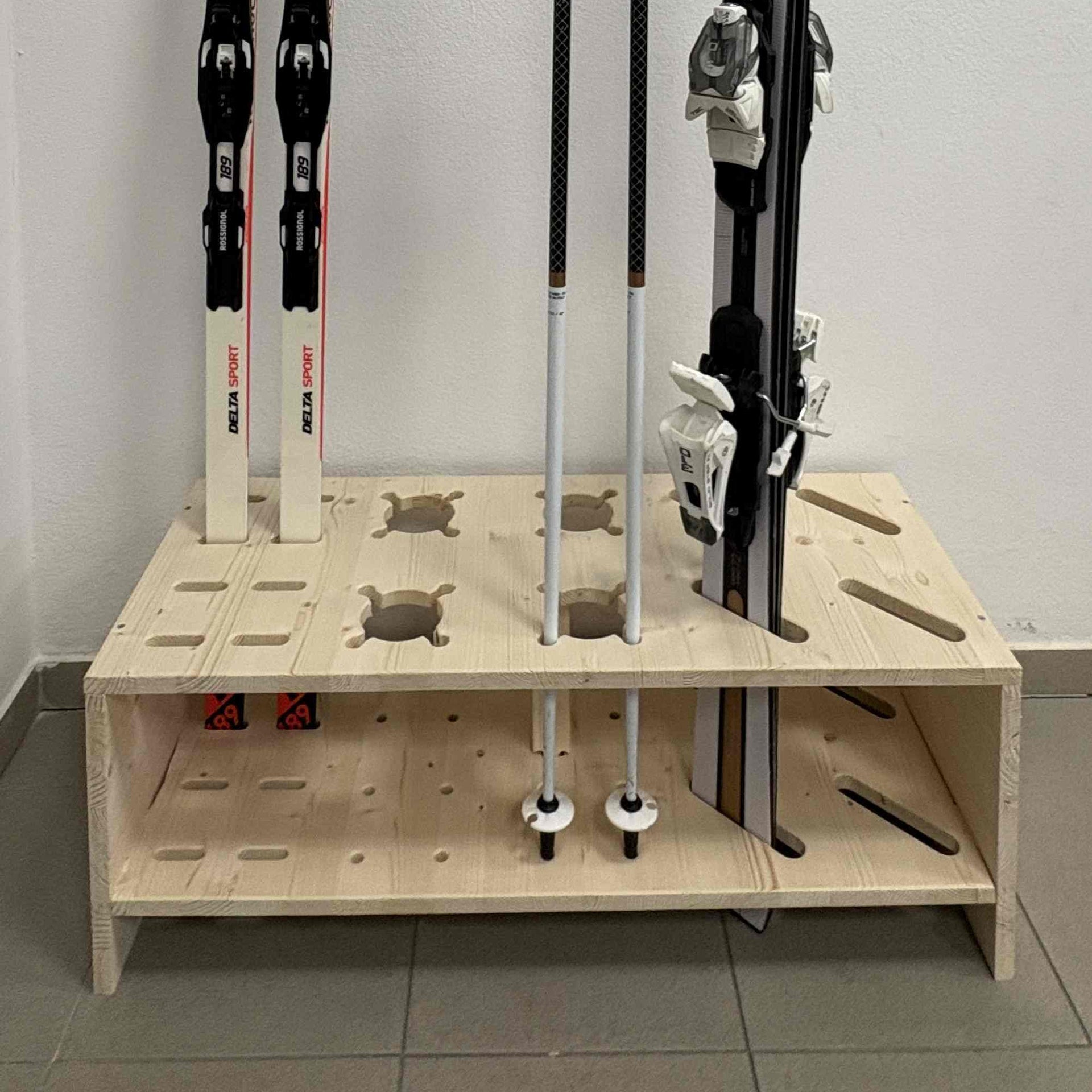 Kombinert Skistativ i tre for alpinski, langrennsski og staver - Naturfarge